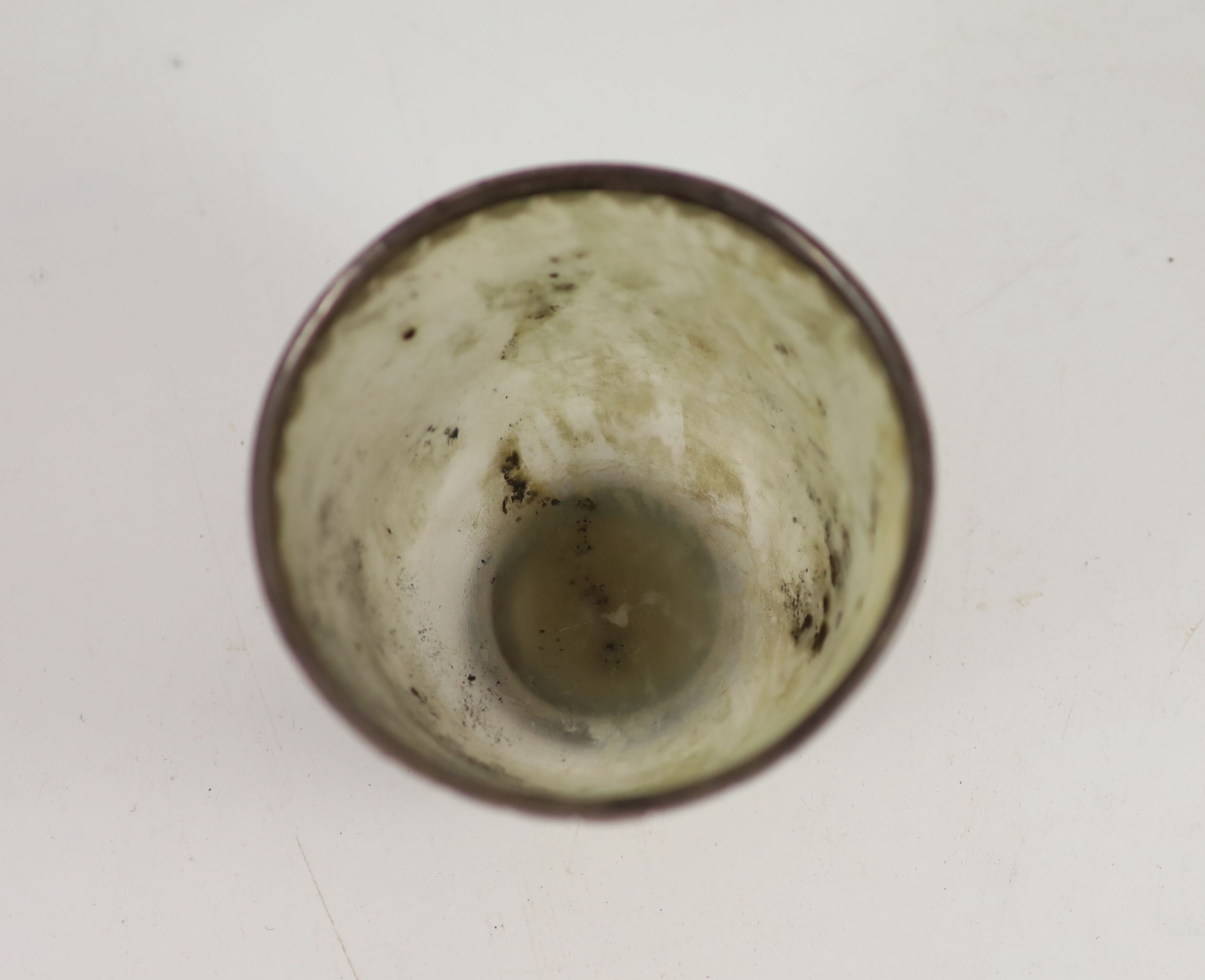 A silver mounted moss agate bowl, possibly 17th century, 7.8 cm diameter
